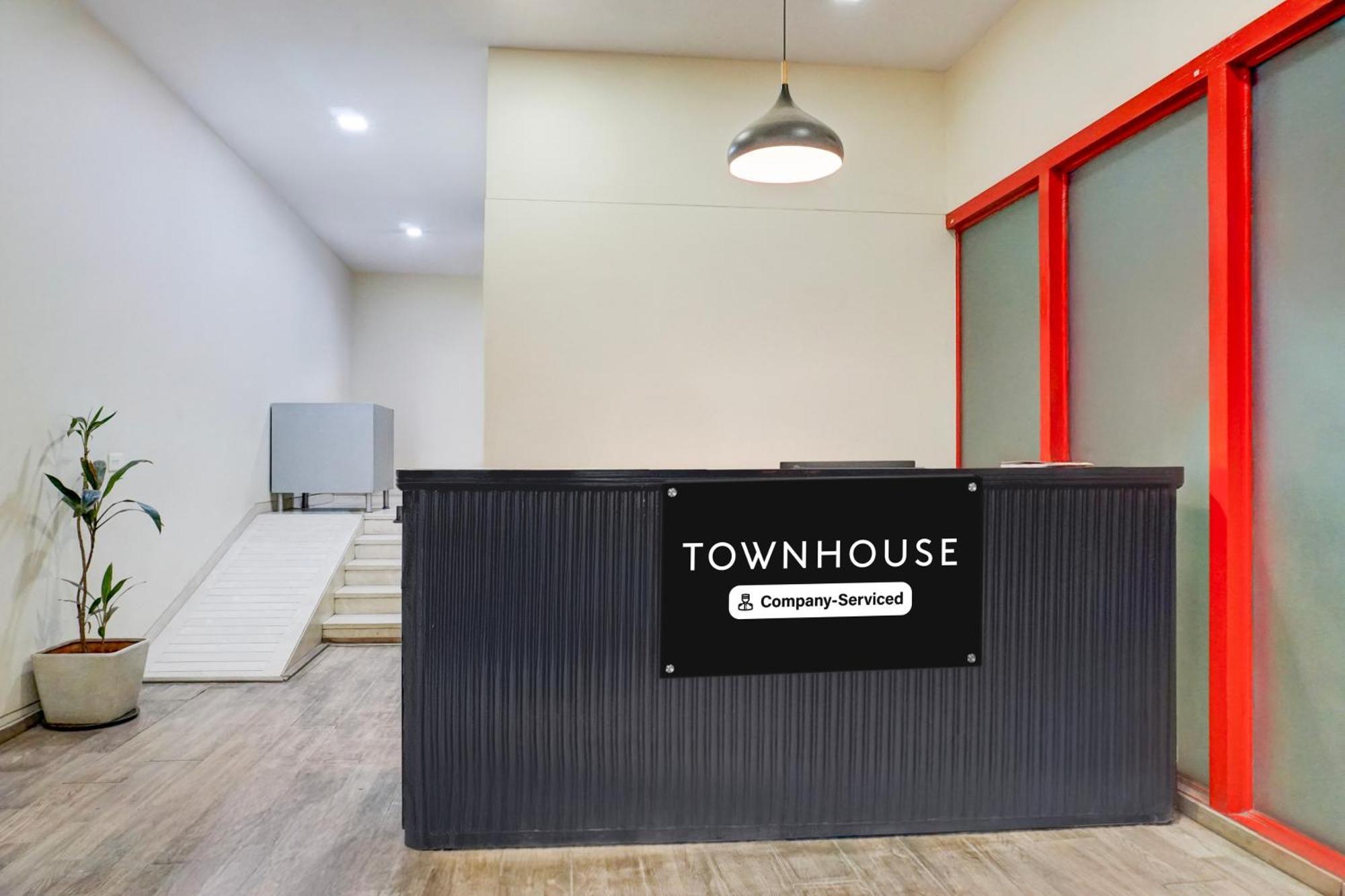 Super Townhouse Mg Road Пуна Экстерьер фото